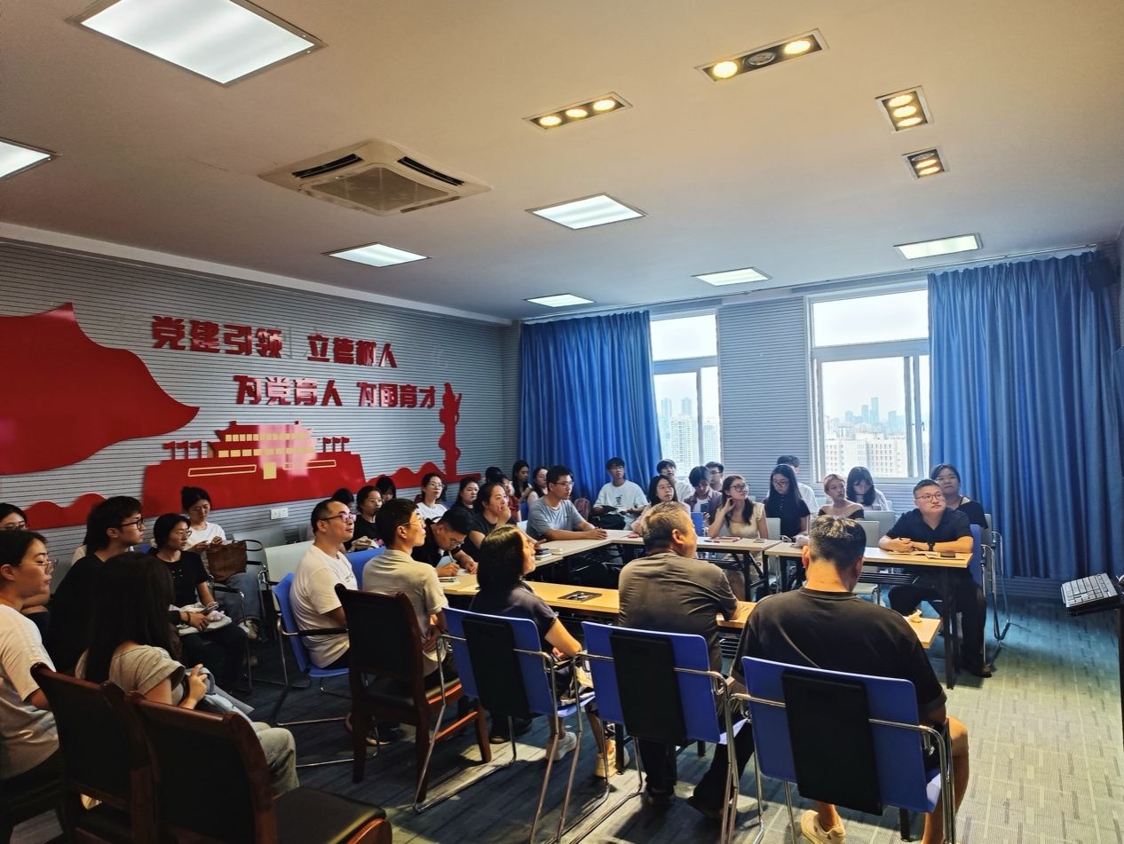 会议室里的人们描述已自动生成