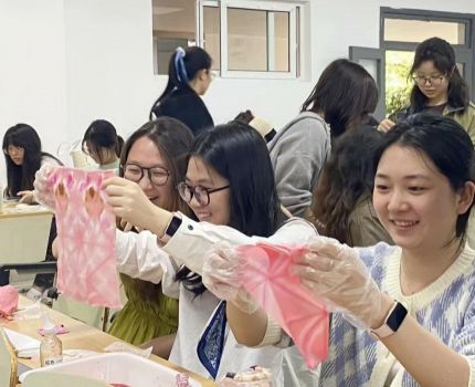 工商管理学院“小红船”党员服务站成功举办 “艺染匠心・劳动筑梦”扎染手工活动