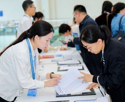 公共管理学院志愿者护航第三届重庆两江医保论坛圆满落幕