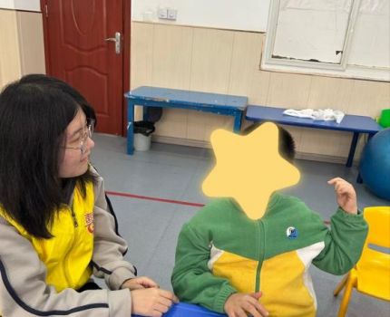 重庆工商大学会计学院青年志愿者服务队&ldquo;启明星&rdquo;助残活动温情出发： 志愿者与智障儿童共绘快乐篇章