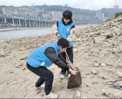 重庆工商大学会计学院向日葵青年志愿者服务队顺利开展&ldquo;清护河岸美景，传承雷锋精神&rdquo;雷锋月主题活动