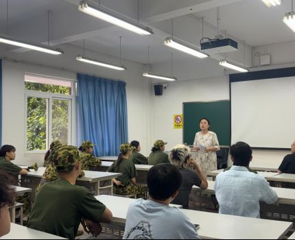暖心慰问寄深情，凝心聚力启新程 &mdash;&mdash;工商管理学院党委慰问2026级少数民族新生及军训教官