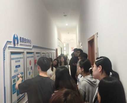 2025级工商管理专业《大数据分析及应用》课程在学校信息技术中心开展移动课堂